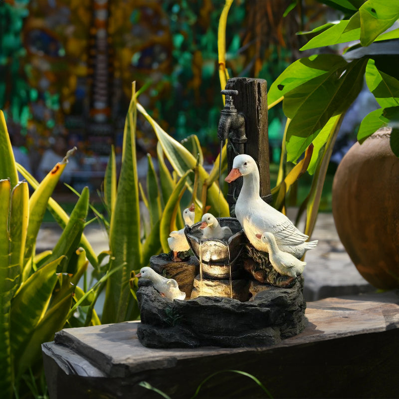 Solarbetriebener Gartenbrunnen | Ente & Eichhörnchen Harzstatue