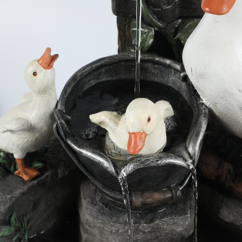 Solarbetriebener Gartenbrunnen | Ente & Eichhörnchen Harzstatue
